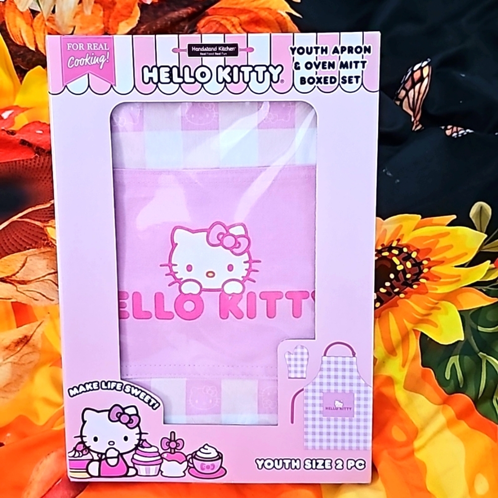 NIB Hello Kitty Apron and Mitt Boxes Set
